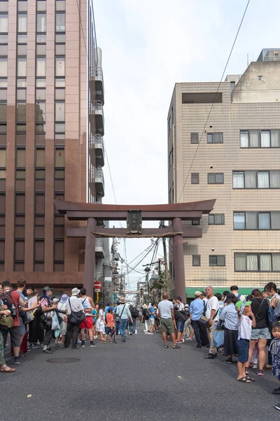 Osaka, Japão - 25 de julho de 2018: Festival de Tenjin de Osaka com milhares de atendentes e espectadores. Os três principais festivais do Japão, juntamente com o Gion Matsuri de Kyoto e o Kanda Matsuri de Tóquio — Fotografia de Stock