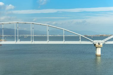 Lake Biwa ve Omi Ohashi Köprüsü, Jr batı yerel tren Biwako Hattı görünümü