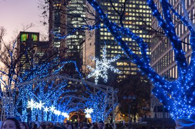 Osaka, Japonya - 14 Aralık 2018 : Osaka Işıklar Festivali. Kış aydınlatma olayları, Midosuji Aydınlatma ve Hikari Rönesans. popüler turistik, tatil için seyahat hedef
