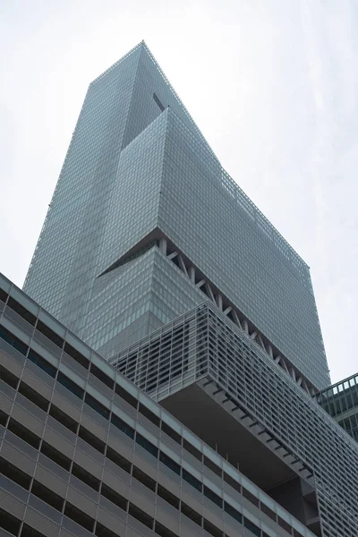 Edifício Abeno Harukas perto da Estação Tennoji. Abeno Harukas é uma instalação comercial multiúso e é o edifício mais alto do Japão — Fotografia de Stock