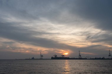 Yaz güneşi set zaman arka planda Yumeshima ada ile Osaka koyu, Osaka metro Cosmosquare tren istasyonu park gezinti görünümü