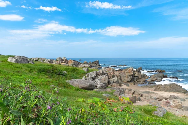 Hermosa costa de Tanesashi Kaigan. La costa incluye playas arenosas y rocosas, y prados herbosos vistas panorámicas — Foto de Stock