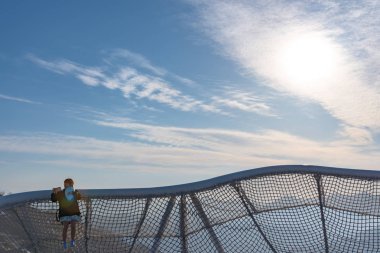 Hokkaido, Japonya - 12 Mayıs 2019 : Tomamu, Shimukappu köyünde yaz aylarında güneşli bir günde Unkai Terrace'tan panoramik manzara. Bulutların denizini görmek için hava koşullarının tamamlanmış olması gerekir.