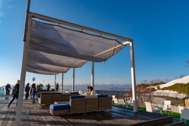 Hokkaido, Japonya - 12 Mayıs 2019 : Tomamu, Shimukappu köyünde yaz aylarında güneşli bir günde Unkai Terrace'tan panoramik manzara. Bulutların denizini görmek için hava koşullarının tamamlanmış olması gerekir.