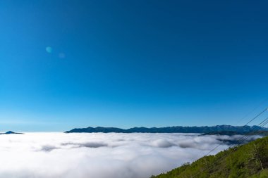 Yaz aylarında güneşli bir günde Unkai Terrace'ın panorama manzarası. Tomamu Hoshino Resort'taki teleferiğe binin, bulutların denizini görmeye gidiyor. Shimukappu köyü, Hokkaido, Japonya