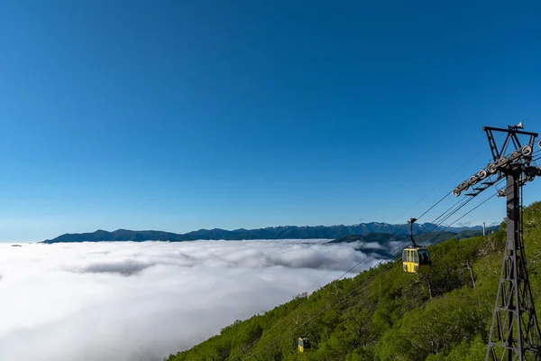 Panorama vista de Unkai Terrace no dia ensolarado hora de verão. Pegue o teleférico no Tomamu Hoshino Resort, subindo para ver o mar de nuvens. Shimukappu village, Hokkaido, Japão — Fotografia de Stock