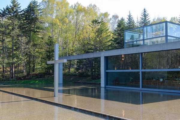 Igreja na Água ou Capela na Água, uma grande janela enfrenta uma piscina refletora. design pelo arquiteto modernista japonês Ando Tadao. Hoshino Resorts Tomamu, Shimukappu, Hokkaido, Japão - 11 de maio de 2018 — Fotografia de Stock