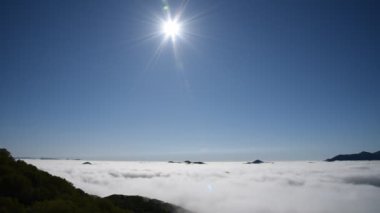 Bulutdenizi. Yaz aylarında güneşli bir günde Unkai Terrace'ın panorama manzarası. Tomamu Hoshino Resorts'taki teleferiğe binin, bulutların denizini görmeye gidiyor. Shimukappu köyü, Hokkaido, Japonya