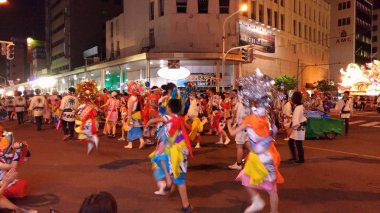 Aomori, Japonya - Ağu 6 2018 : Nebuta Matsuri sırasında Aomori cityscape. Nebuta Matsuri, Aomori Ili, Japonya'da düzenlenen bir yaz festivalidir.