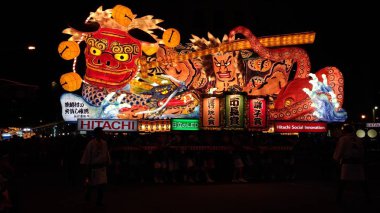Aomori, Japonya - Ağu 6 2018 : Nebuta Matsuri sırasında Aomori cityscape. Nebuta Matsuri, Aomori Ili, Japonya'da düzenlenen bir yaz festivalidir.