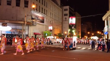 Aomori, Japonya - Ağu 6 2018 : Nebuta Matsuri sırasında Aomori cityscape. Nebuta Matsuri, Aomori Ili, Japonya'da düzenlenen bir yaz festivalidir.