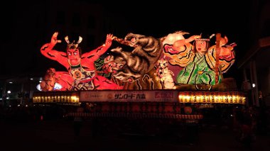 Aomori, Japonya - Ağu 6 2018 : Nebuta Matsuri sırasında Aomori cityscape. Nebuta Matsuri, Aomori Ili, Japonya'da düzenlenen bir yaz festivalidir.