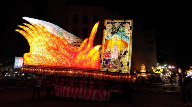 Aomori, Japonya - Ağu 6 2018 : Nebuta Matsuri sırasında Aomori cityscape. Nebuta Matsuri, Aomori Ili, Japonya'da düzenlenen bir yaz festivalidir.