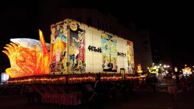 Aomori, Japonya - Ağu 6 2018 : Nebuta Matsuri sırasında Aomori cityscape. Nebuta Matsuri, Aomori Ili, Japonya'da düzenlenen bir yaz festivalidir.