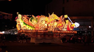 Aomori, Japonya - Ağu 6 2018 : Nebuta Matsuri sırasında Aomori cityscape. Nebuta Matsuri, Aomori Ili, Japonya'da düzenlenen bir yaz festivalidir.