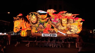 Aomori, Japonya - Ağu 6 2018 : Nebuta Matsuri sırasında Aomori cityscape. Nebuta Matsuri, Aomori Ili, Japonya'da düzenlenen bir yaz festivalidir.