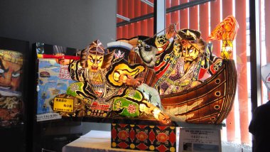 Aomori, Japonya - Ağu 6 2018 : Nebuta Matsuri sırasında Aomori cityscape. Nebuta Matsuri, Aomori Ili, Japonya'da düzenlenen bir yaz festivalidir.