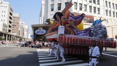 Aomori, Japonya - Ağu 6 2018 : Nebuta Matsuri sırasında Aomori cityscape. Nebuta Matsuri, Aomori Ili, Japonya'da düzenlenen bir yaz festivalidir.