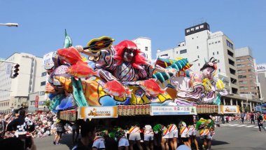 Aomori, Japonya - Ağu 6 2018 : Nebuta Matsuri sırasında Aomori cityscape. Nebuta Matsuri, Aomori Ili, Japonya'da düzenlenen bir yaz festivalidir.