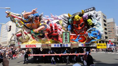 Aomori, Japonya - Ağu 6 2018 : Nebuta Matsuri sırasında Aomori cityscape. Nebuta Matsuri, Aomori Ili, Japonya'da düzenlenen bir yaz festivalidir.