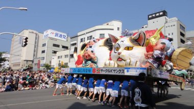Aomori, Japonya - Ağu 6 2018 : Nebuta Matsuri sırasında Aomori cityscape. Nebuta Matsuri, Aomori Ili, Japonya'da düzenlenen bir yaz festivalidir.