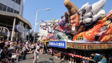 Aomori, Japonya - Ağu 6 2018 : Nebuta Matsuri sırasında Aomori cityscape. Nebuta Matsuri, Aomori Ili, Japonya'da düzenlenen bir yaz festivalidir.