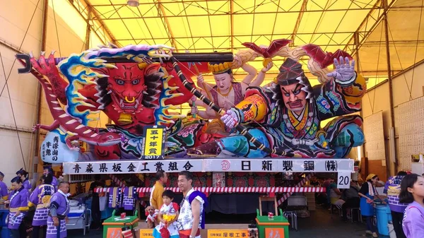 Aomori, Japonya - Ağu 6 2018 : Nebuta Matsuri sırasında Aomori cityscape. Nebuta Matsuri, Aomori Ili, Japonya'da düzenlenen bir yaz festivalidir. — Stok fotoğraf