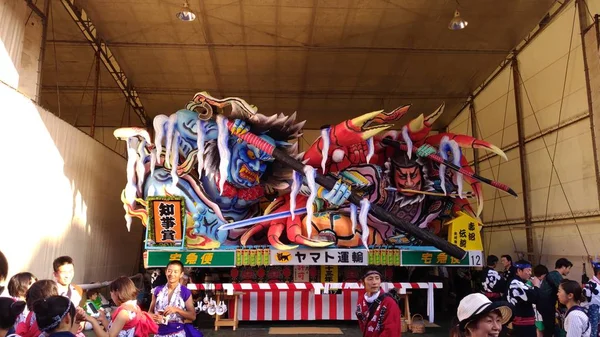 青森県 - 2018年8月6日 : ねぶた祭りの青森の街並み。ねぶた祭りは青森県で行われる日本の夏祭りです。 — ストック写真