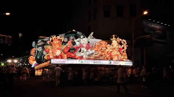 青森県 - 2018年8月6日 : ねぶた祭りの青森の街並み。ねぶた祭りは青森県で行われる日本の夏祭りです。 — ストック写真