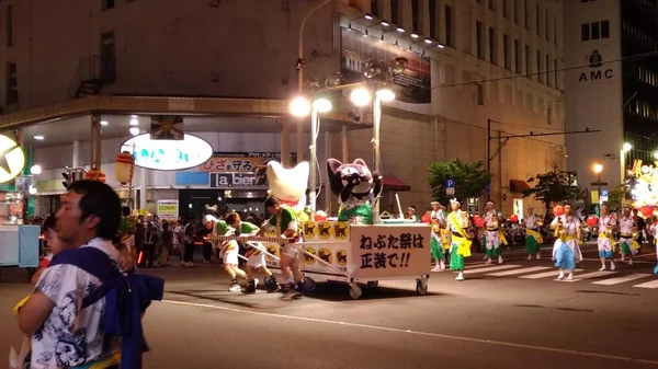 Aomori, Japão - 6 de agosto de 2018: a paisagem urbana de Aomori durante Nebuta Matsuri. Nebuta Matsuri é um festival de verão japonês que acontece na província de Aomori, Japão. — Fotografia de Stock