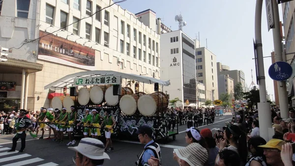 Aomori, japan - 6. aug 2018: aomori stadtbild während nebuta matsuri. nebuta matsuri ist ein japanisches Sommerfest, das in der Präfektur Aomori, Japan, stattfindet. — Stockfoto