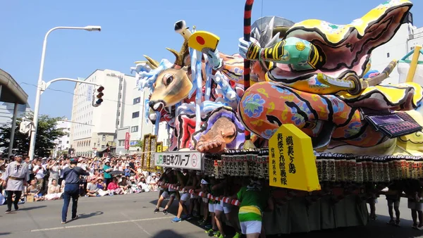 青森県 - 2018年8月6日 : ねぶた祭りの青森の街並み。ねぶた祭りは青森県で行われる日本の夏祭りです。 — ストック写真