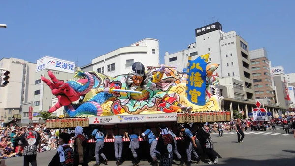 Aomori, Japão - 6 de agosto de 2018: a paisagem urbana de Aomori durante Nebuta Matsuri. Nebuta Matsuri é um festival de verão japonês que acontece na província de Aomori, Japão. — Fotografia de Stock