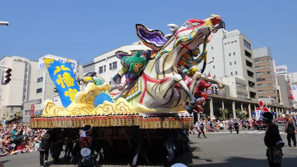 青森県 - 2018年8月6日 : ねぶた祭りの青森の街並み。ねぶた祭りは青森県で行われる日本の夏祭りです。 — ストック写真