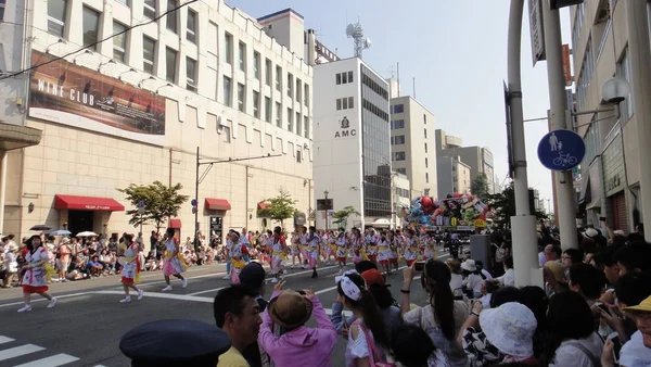 Aomori, Japão - 6 de agosto de 2018: a paisagem urbana de Aomori durante Nebuta Matsuri. Nebuta Matsuri é um festival de verão japonês que acontece na província de Aomori, Japão. — Fotografia de Stock