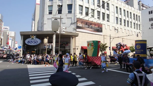 青森県 - 2018年8月6日 : ねぶた祭りの青森の街並み。ねぶた祭りは青森県で行われる日本の夏祭りです。 — ストック写真