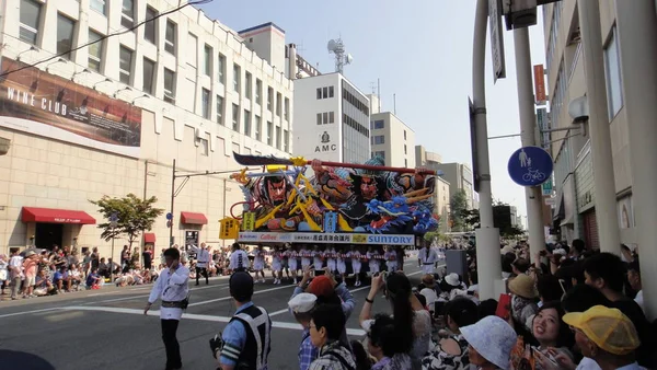 Aomori, Japão - 6 de agosto de 2018: a paisagem urbana de Aomori durante Nebuta Matsuri. Nebuta Matsuri é um festival de verão japonês que acontece na província de Aomori, Japão. — Fotografia de Stock