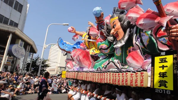 青森県 - 2018年8月6日 : ねぶた祭りの青森の街並み。ねぶた祭りは青森県で行われる日本の夏祭りです。 — ストック写真