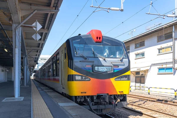 Akita, Japón - 5 de mayo de 2019: Interior of East Japan Railway Gono line Resort Shirakami sightseeing train in Akita station. los trayectos en tren de Akita a Aomori, explotados por la empresa East JR — Foto de Stock