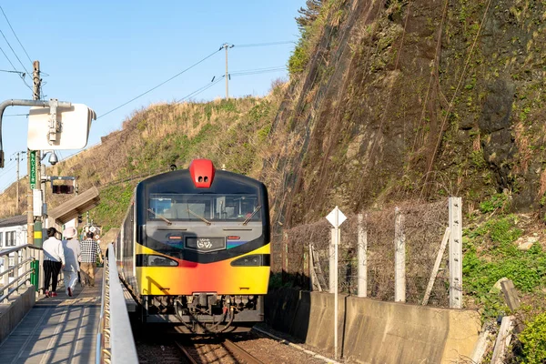 Aomori, Japan - May 5, 2019 : Senjojiki Station in the town of Fukaura. Some Resort Shirakami trains stop for 15 minutes at this station, passenger can exit the train take a stroll along the shore — Stock Photo, Image