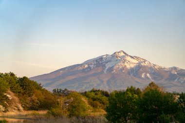 Mount Iwaki güneş batma zamanında, batı Aomori Prefecture bulunan bir stratovolcano, Tohoku, Japonya. Ayrıca tsugaru-Fuji şekli nedeniyle olarak adlandırılır.