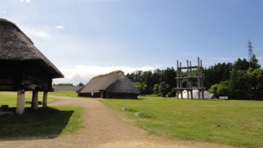 Sannai-Maruyama alanı, evlerin yeniden inşa edilmesi, sütun destekli binalar, höyükler, mezar çukurları ve kavanozlar gün ışığına çıkarıldı. Aomori Prefecture, Japonya'da bir Jomon dönemi arkeolojik alanı. 07 Ağustos 2016