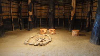 Sannai-Maruyama alanı, evlerin yeniden inşa edilmesi, sütun destekli binalar, höyükler, mezar çukurları ve kavanozlar gün ışığına çıkarıldı. Aomori Prefecture, Japonya'da bir Jomon dönemi arkeolojik alanı. 07 Ağustos 2016