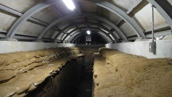山内丸山跡地 家屋の再建 柱状の建物 マウンド 埋葬ピットや瓶が発掘されました 青森県の縄文時代の考古学的遺跡 2016年8月07日 — ストック写真