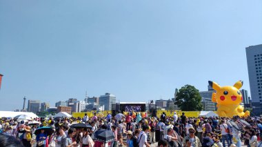 Yokohama, Japonya - 09 Ağustos 2017: Pikachu Salgını! 2017. Pok?mon Company tarafından Japonya'nın Yokohama Minato Mirai 21 bölgesinde 9-15 Ağustos 2017 tarihleri arasında düzenlenen gerçek dünya etkinliği