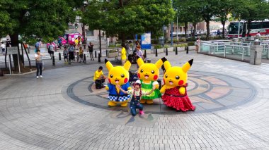 Yokohama, Japonya - 09 Ağustos 2017: Pikachu Salgını! 2017. Pok?mon Company tarafından Japonya'nın Yokohama Minato Mirai 21 bölgesinde 9-15 Ağustos 2017 tarihleri arasında düzenlenen gerçek dünya etkinliği