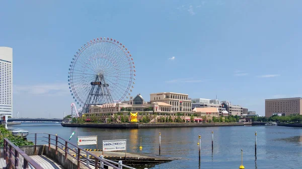 Yokohama, Japão - 09 de agosto de 2017: Pikachu Outbreak! Em 2017. Um evento do mundo real organizado pela The Pok? mon Company na área de Yokohama Minato Mirai 21, Japão, entre 9 de agosto e 15 de agosto de 2017 — Fotografia de Stock