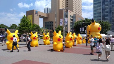 Yokohama, Japonya - 09 Ağustos 2017: Pikachu Salgını! 2017. Pok?mon Company tarafından Japonya'nın Yokohama Minato Mirai 21 bölgesinde 9-15 Ağustos 2017 tarihleri arasında düzenlenen gerçek dünya etkinliği