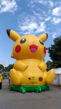 Yokohama, Japonya - 09 Ağustos 2017: Pikachu Salgını! 2017. Pok?mon Company tarafından Japonya'nın Yokohama Minato Mirai 21 bölgesinde 9-15 Ağustos 2017 tarihleri arasında düzenlenen gerçek dünya etkinliği