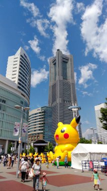 Yokohama, Japonya - 09 Ağustos 2017: Pikachu Salgını! 2017. Pok?mon Company tarafından Japonya'nın Yokohama Minato Mirai 21 bölgesinde 9-15 Ağustos 2017 tarihleri arasında düzenlenen gerçek dünya etkinliği